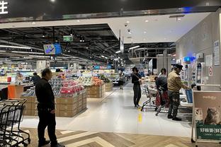 自2021年10月以来，拉亚是首位在英超客场零封曼城的门将